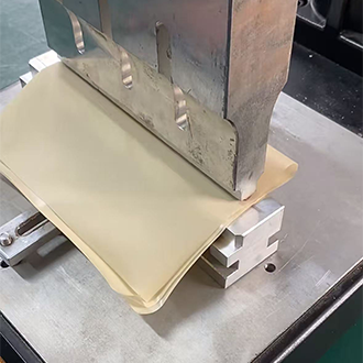 Backpack manufacturing: heat press